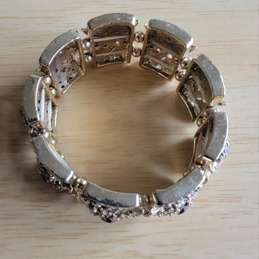 Elegant Gold Tone Stretch Bracelet with Crystal Accents - Picture 2 of 8